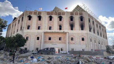 Ilustrasi gedung rumah sakit dengan teks Kemenkes Rp1,39 triliun untuk renovasi dan pembangunan