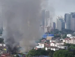 Berita viral hari ini, asap hitam Jakpus bikin warga geger