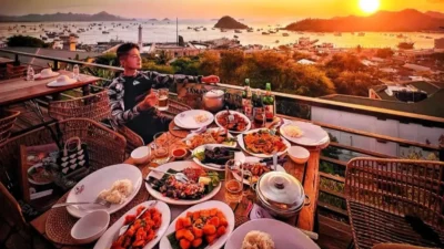 Pemandangan indah Labuan Bajo dengan perahu tradisional dan kuliner lokal