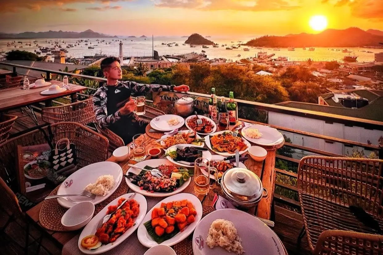 Pemandangan indah Labuan Bajo dengan perahu tradisional dan kuliner lokal